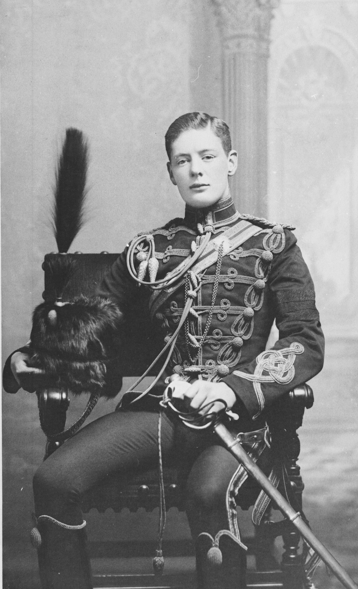 Winston Churchill som nybliven underlöjtnant i 4:e husarregementet, 1895. Fotografi, public domain.