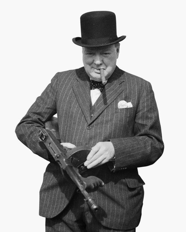Churchill med kulsprutepistol vid en inspektion av kustförsvaret nära Hartlepool den 31 juli 1940. Fotografi: Imperial War Museum (H 2646A), public domain.