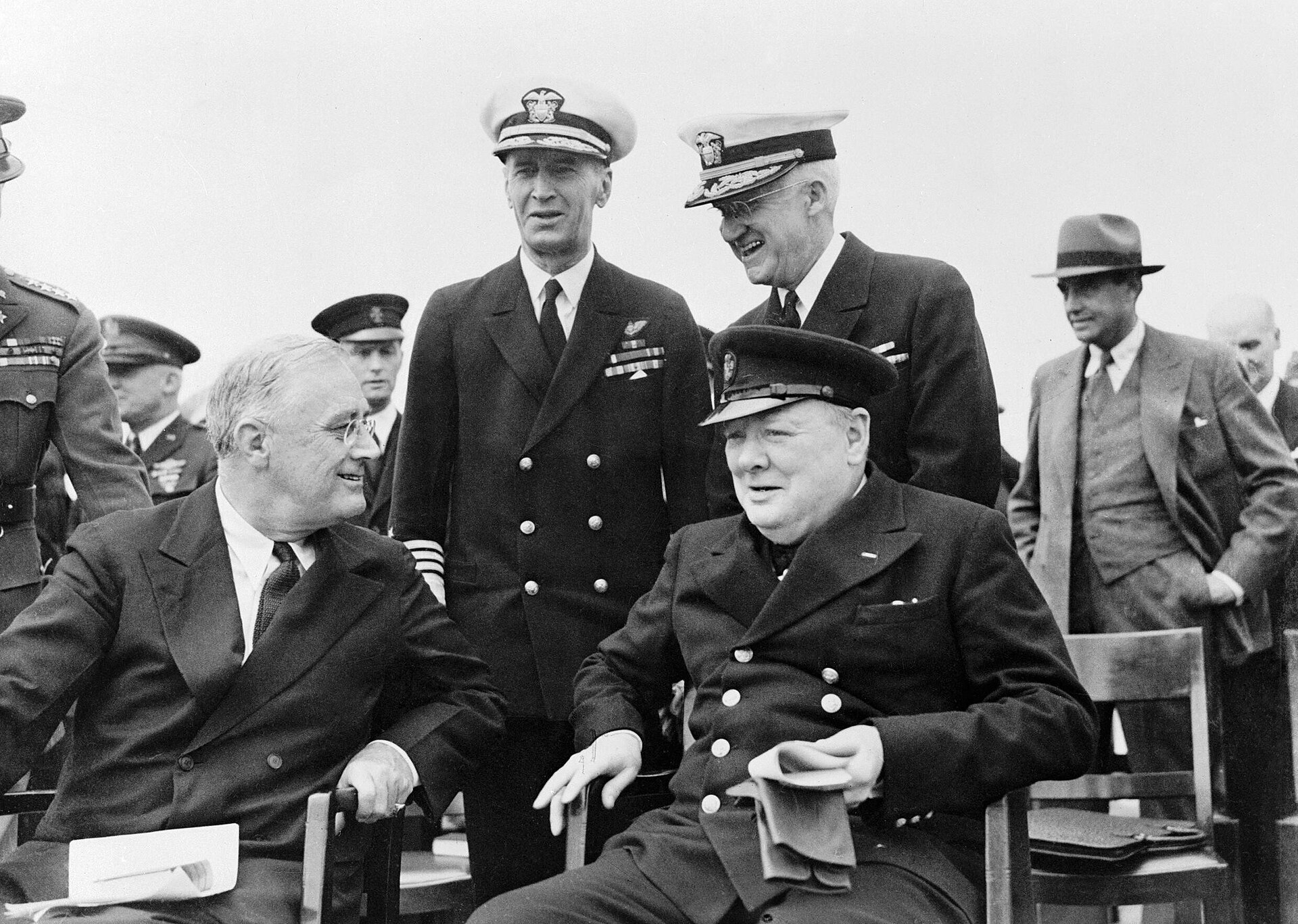 Roosevelt och Churchill vid gudstjänsten på HMS Prince of Wales under Atlantkonferensen den 10 augusti 1941. Fotografi: Imperial War Museum (A 4816), public domain.