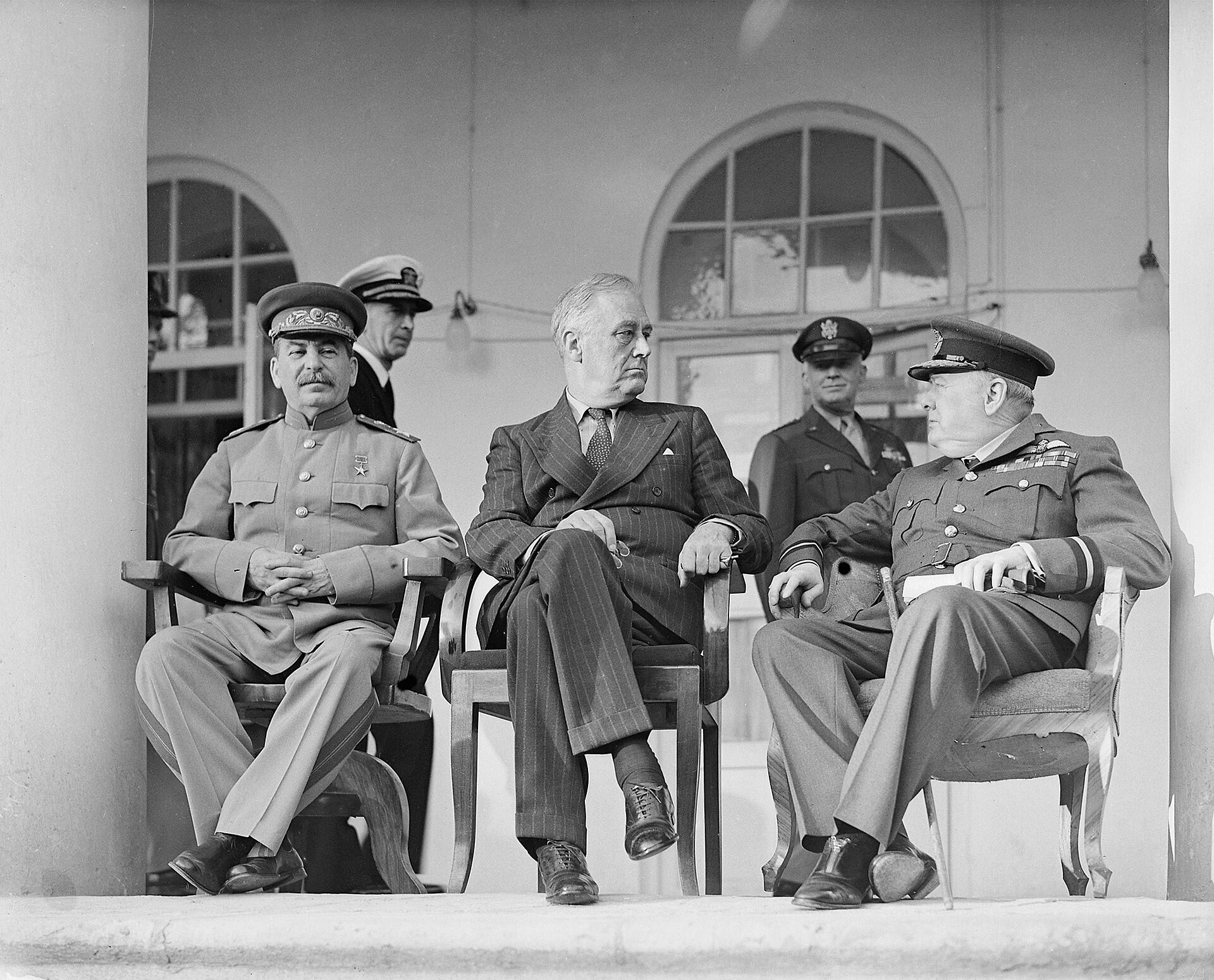 Stalin, Roosevelt och Churchill under Teherankonferensen, november–december 1943. Fotografi, public domain.