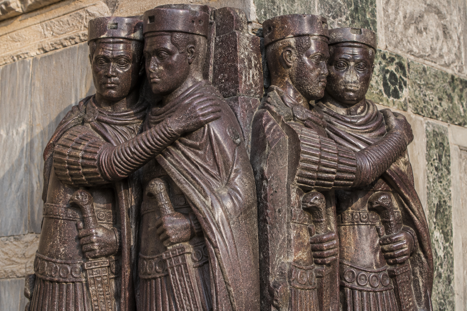 Porfyrgruppen med de fyra tetrarkerna, omkring år 300, framställer härskarna som en förenad makt. Skulpturen finns i dag i Venedig och gestaltar idealet bakom ett rike med flera kejserliga maktcentrum.